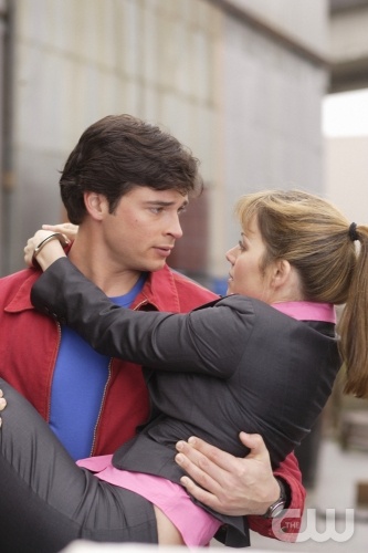 TheCW Staffel1-7Pics_115.jpg - "Apocalypse " --  Pictured (L-R) Tom Welling as Clark Kent  and Erica Durance as Lois Lane in SMALLVILLE on The CW. Photo Michael Courtney/The CW © 2007 The CW Network, LLC.  All Rights Reserved